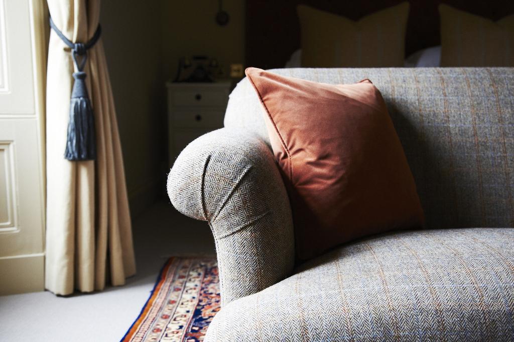 더 던스테인 하우스 에든버러 외부 사진 A throw pillow on a sofa