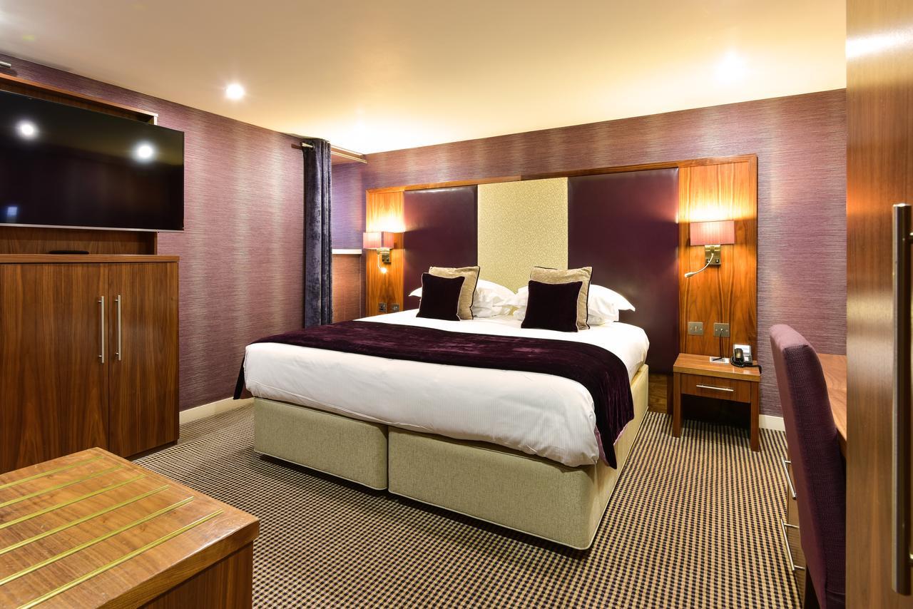 더 던스테인 하우스 에든버러 외부 사진 A Premier Inn bedroom