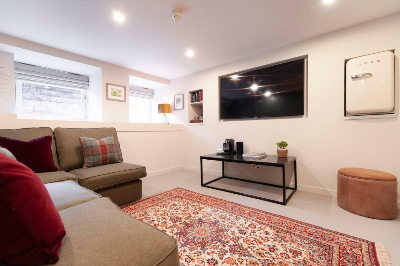 더 던스테인 하우스 에든버러 외부 사진 A living room in a serviced apartment in London